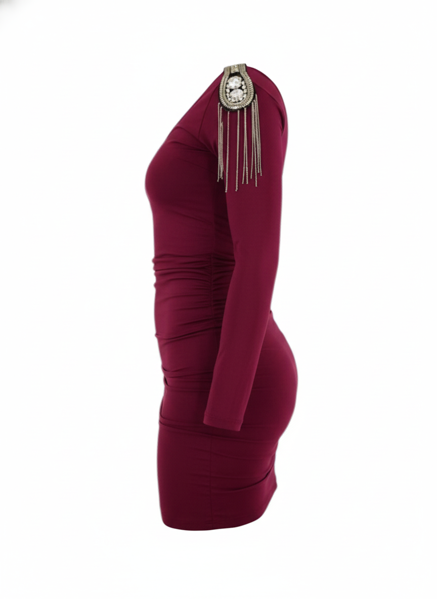 Vestido corto asimétrico con pedrería que resalta tu silueta con glamour seguro