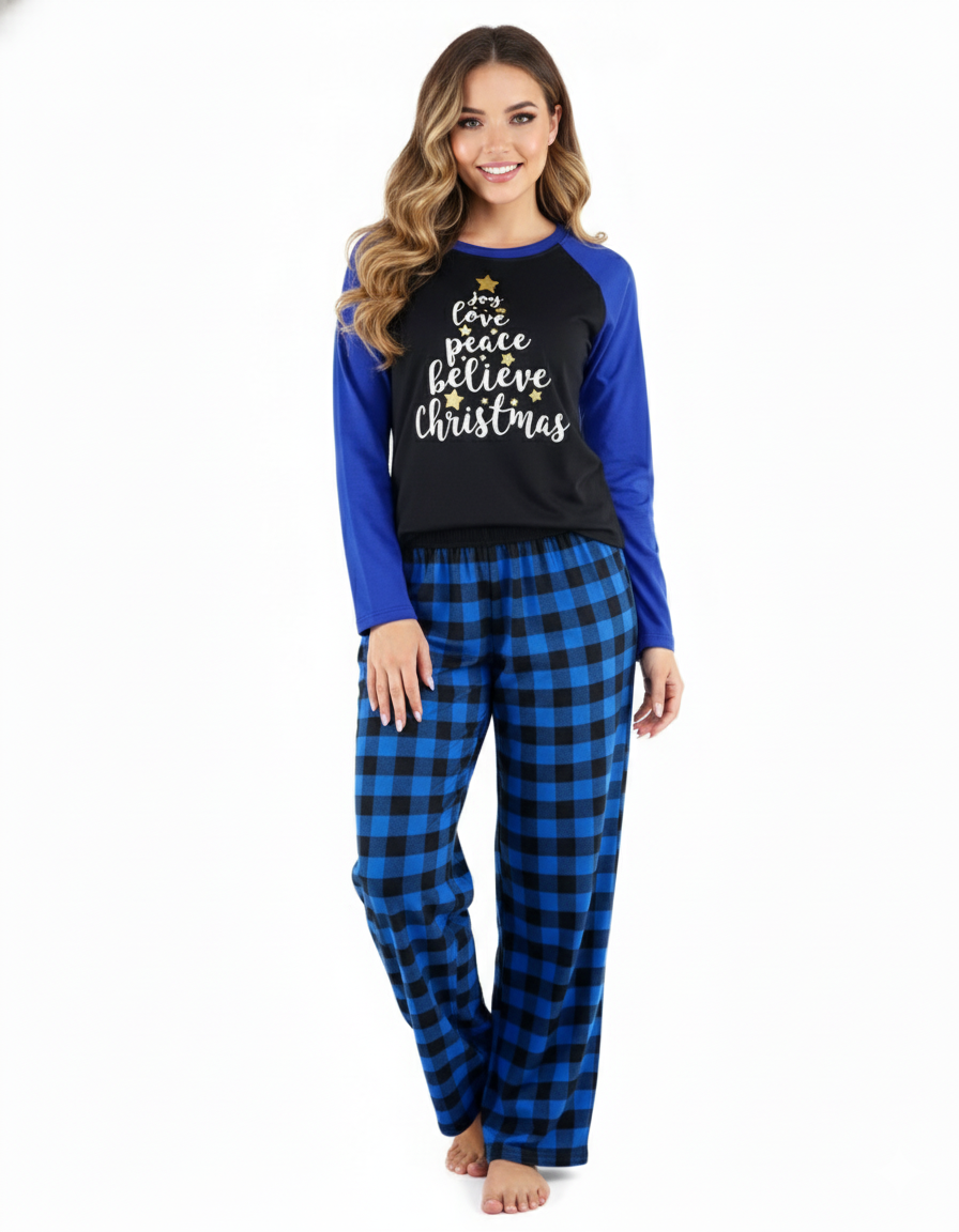 Pijama de dos piezas con mensaje navideño y cuadros que abrazan tu comodidad