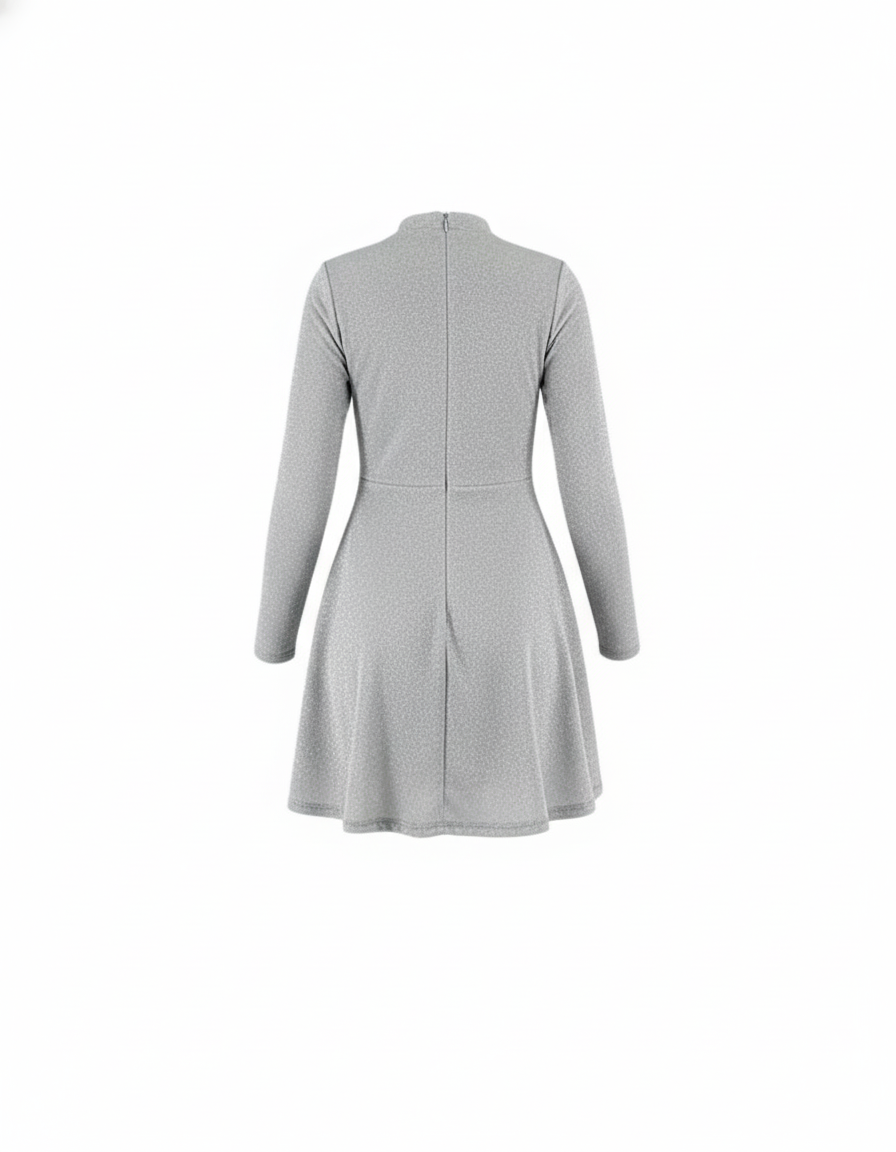 Vestido corto brillante con cuello tortuga que estiliza con elegancia casual