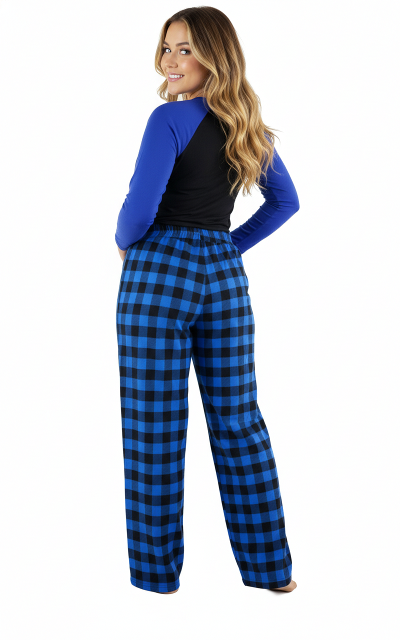 Pijama de dos piezas con mensaje navideño y cuadros que abrazan tu comodidad