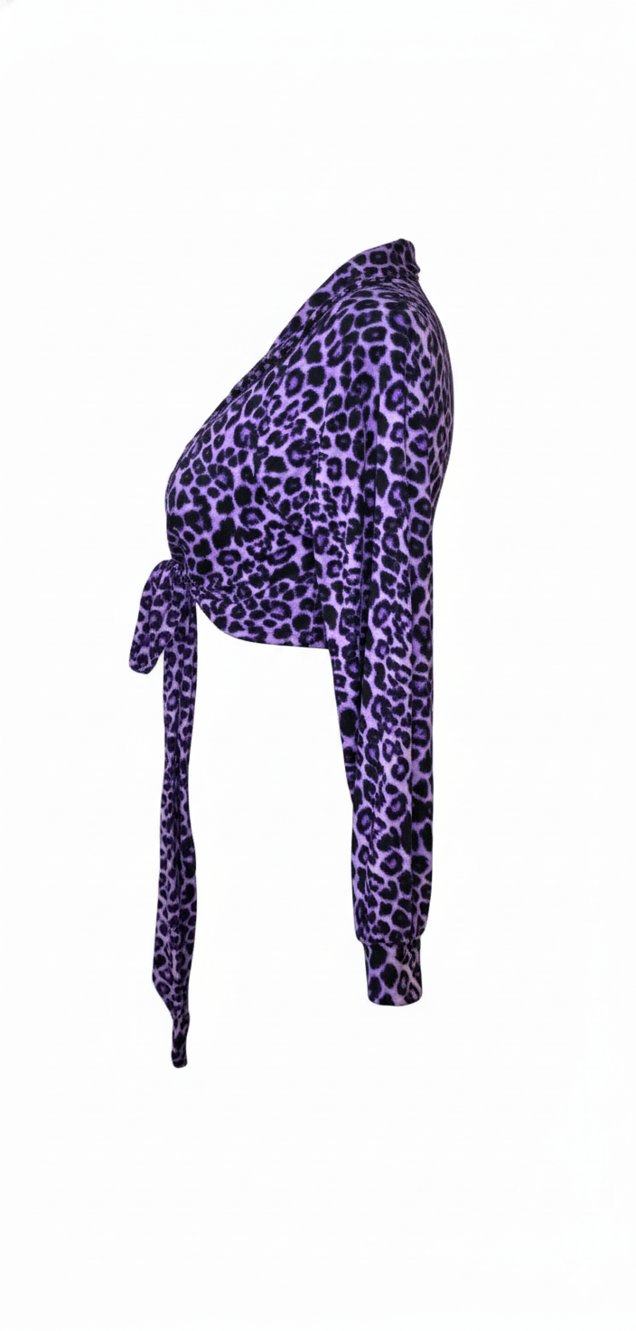 Crop top animal print cruzado que define tu cintura con audacia salvaje