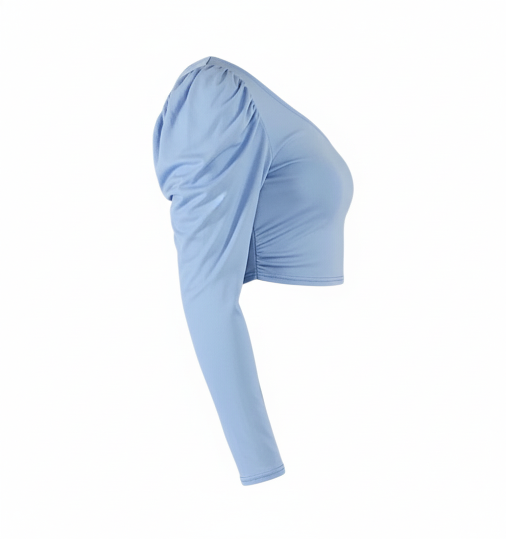 Blusa asimétrica con volumen que resalta tu lado atrevido