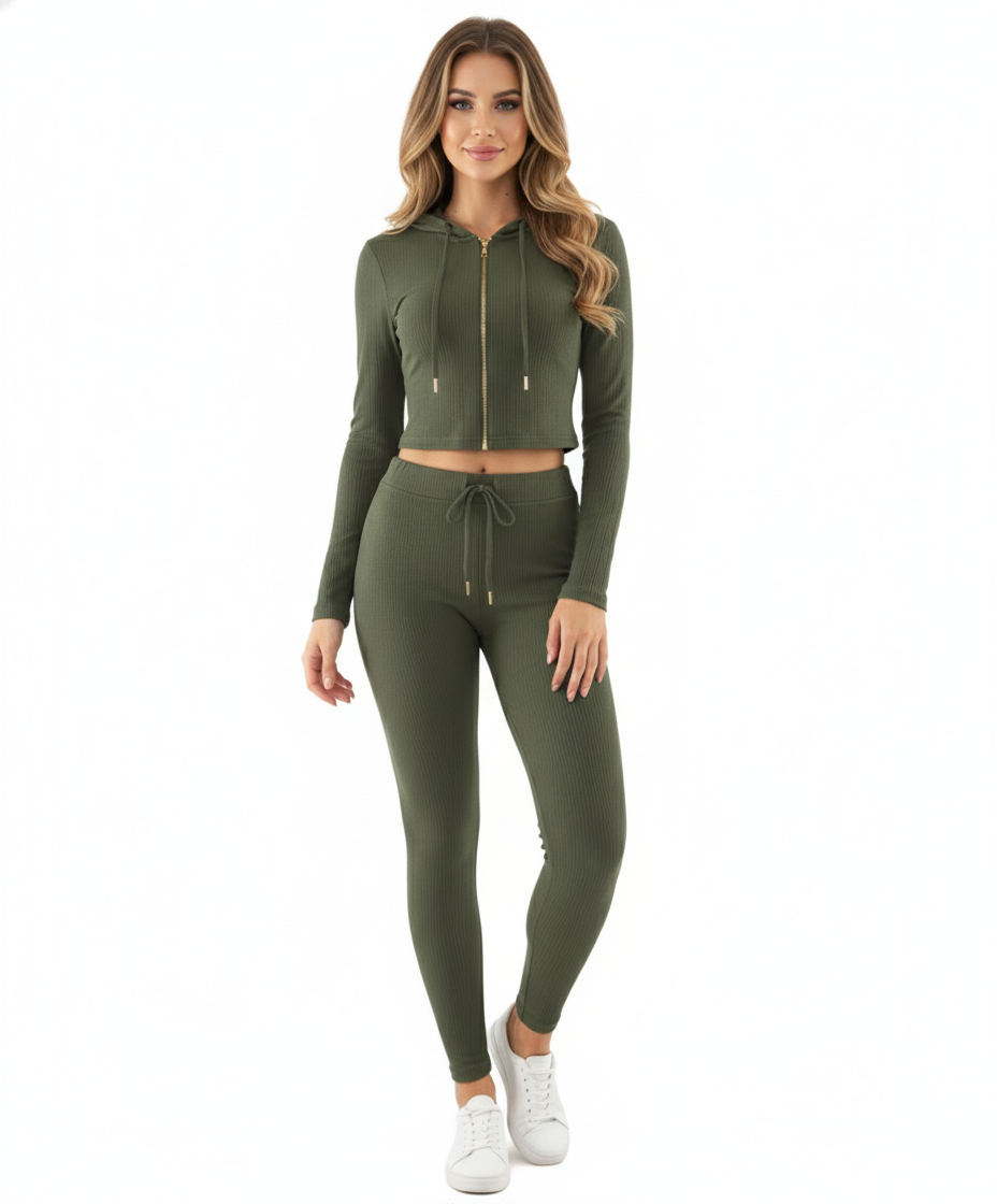 Conjunto deportivo con capucha que estiliza con fuerza visual