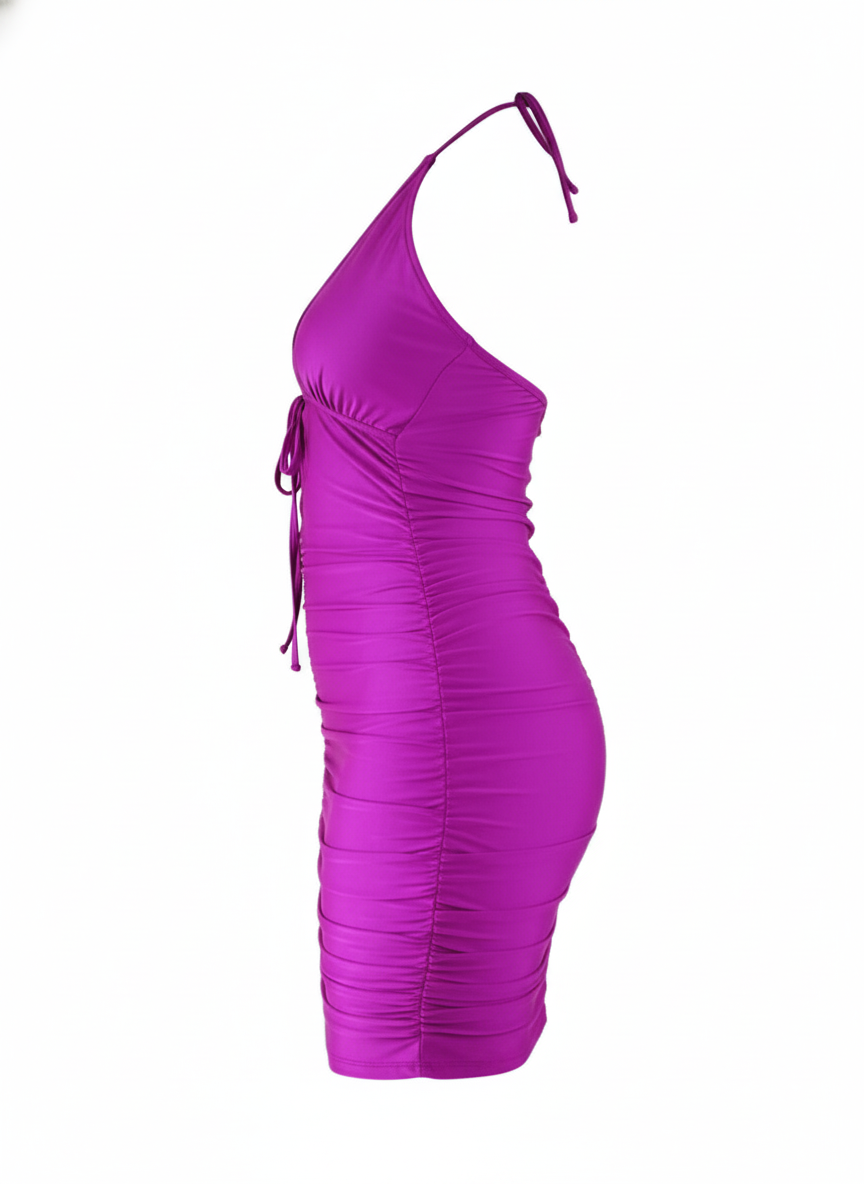 Minivestido fruncido con escote que resalta tu silueta con audacia