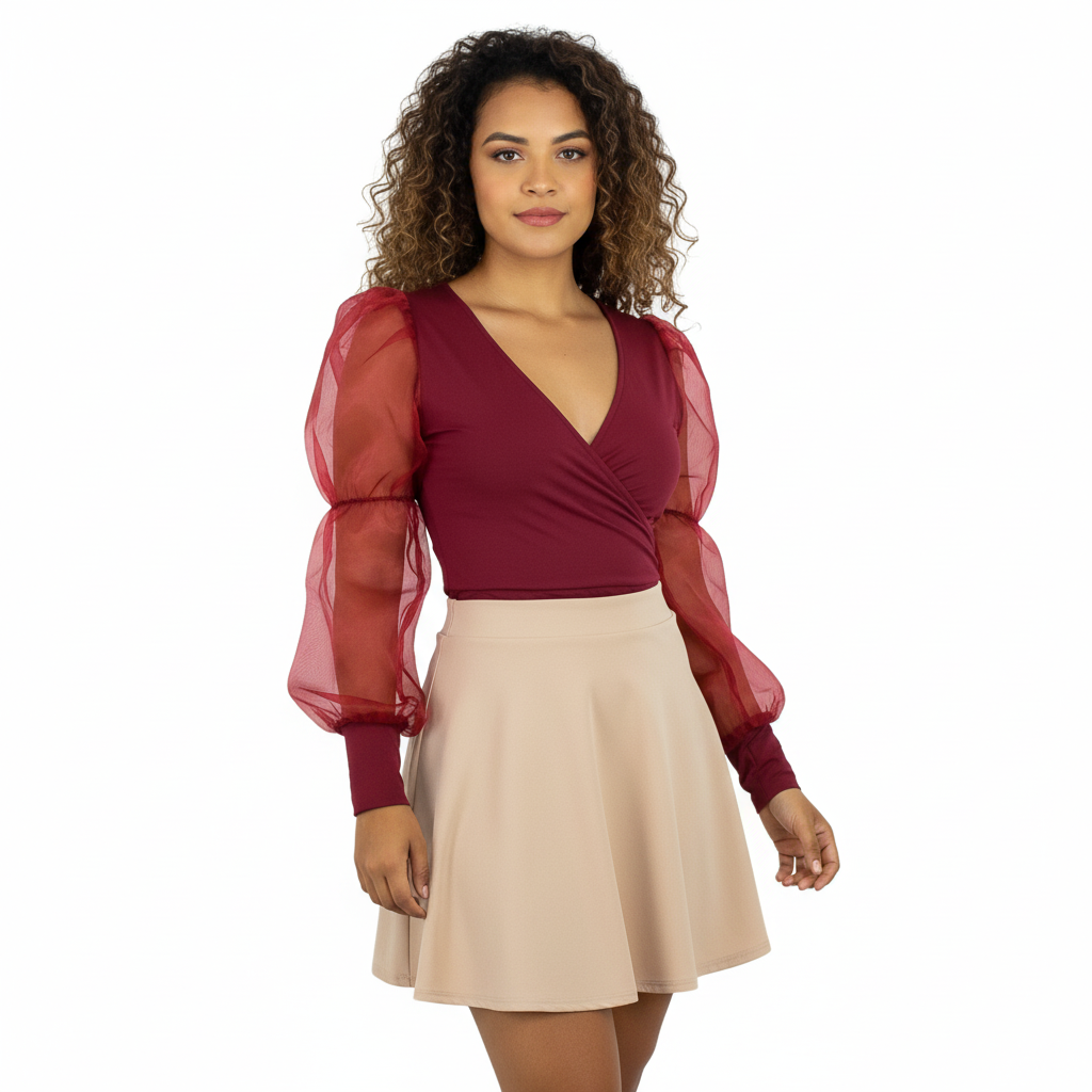Pantyblusa con mangas de tul y escote profundo que impone elegancia con actitud