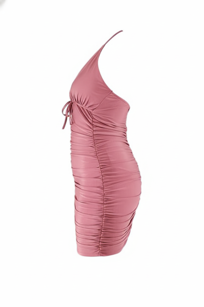 Minivestido fruncido con escote que resalta tu silueta con audacia