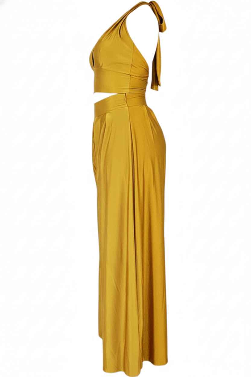 Conjunto satinado con top halter y pantalón acampanado que alarga tu silueta