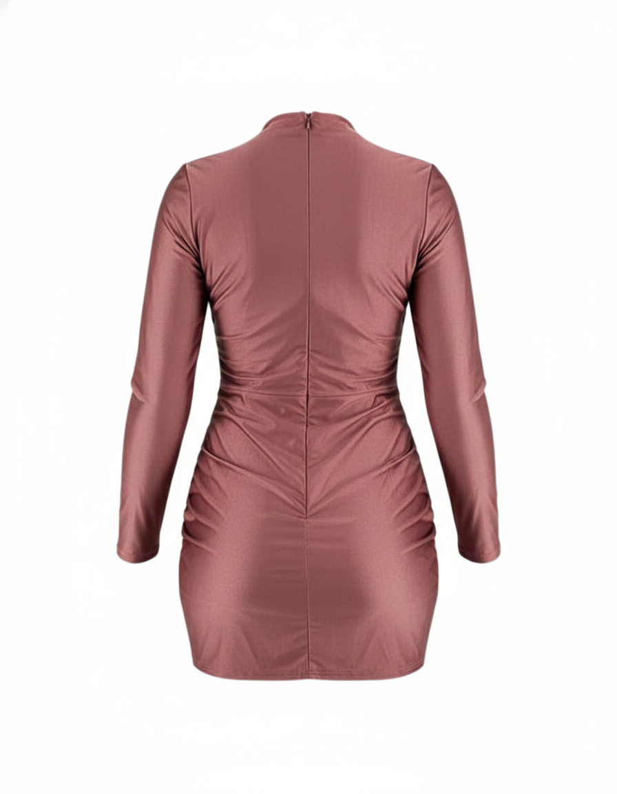 Minivestido satinado que acentúa tu silueta con elegancia audaz