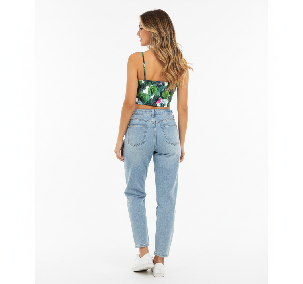 Croptop de tirantes que celebra tu figura con alegría mexicana
