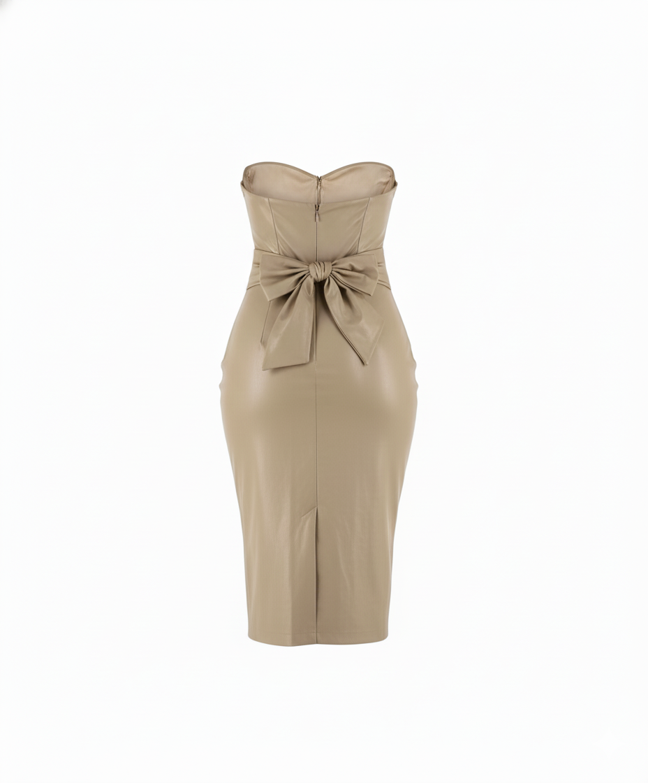 Vestido corto strapless con aberturas que enciende miradas con atrevimiento pulido
