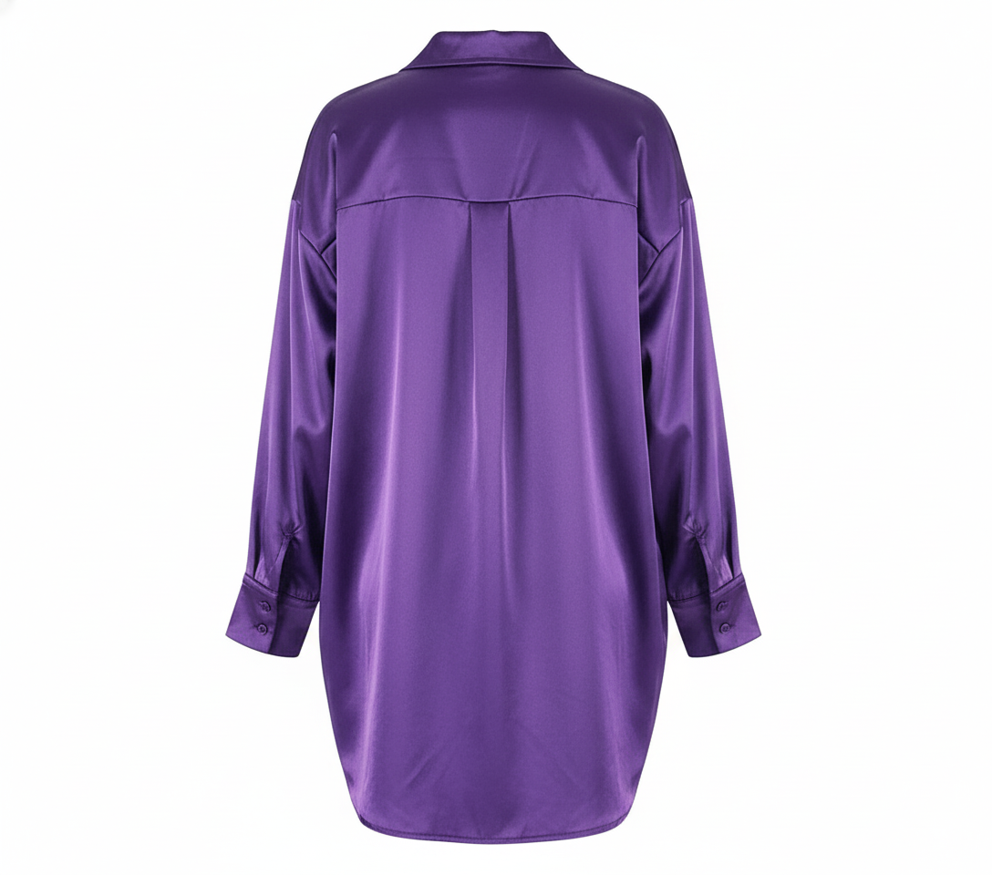 Blusa oversize satinada que combina fluidez y elegancia casual