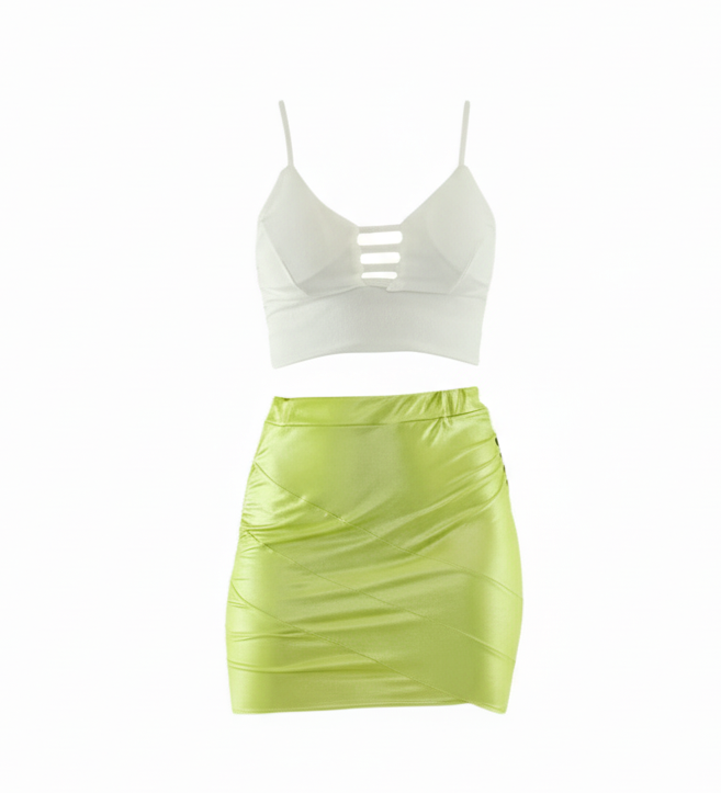 Conjunto satinado con top de tirantes que resalta tu figura con brillo sutil