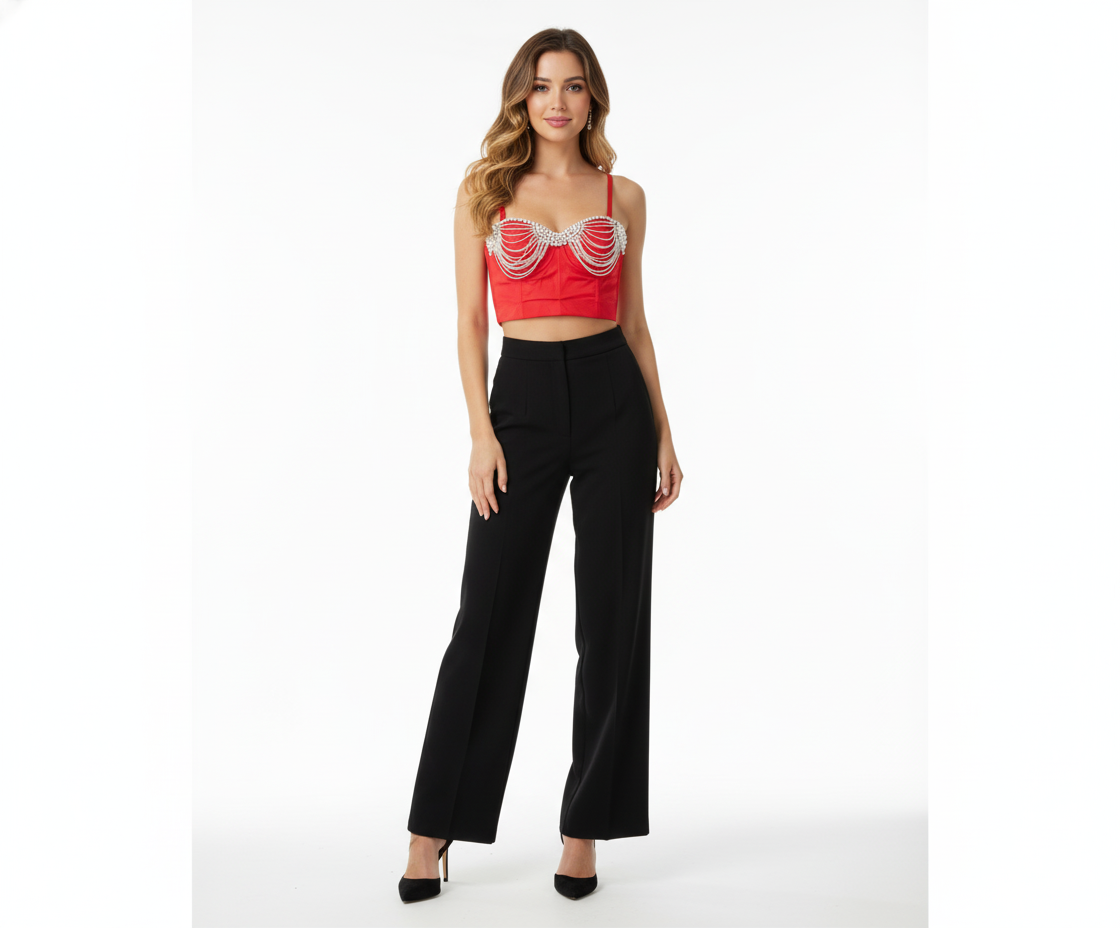 Crop top con cadenas que enmarca tu figura con audacia y brillo estructurado