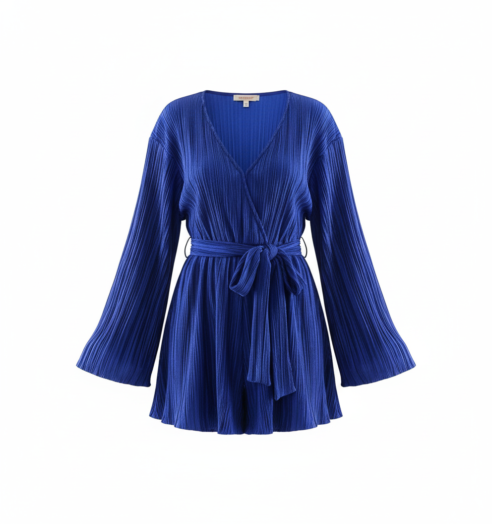 Vestido corto con caída fluida y cinturón que resalta tu silueta