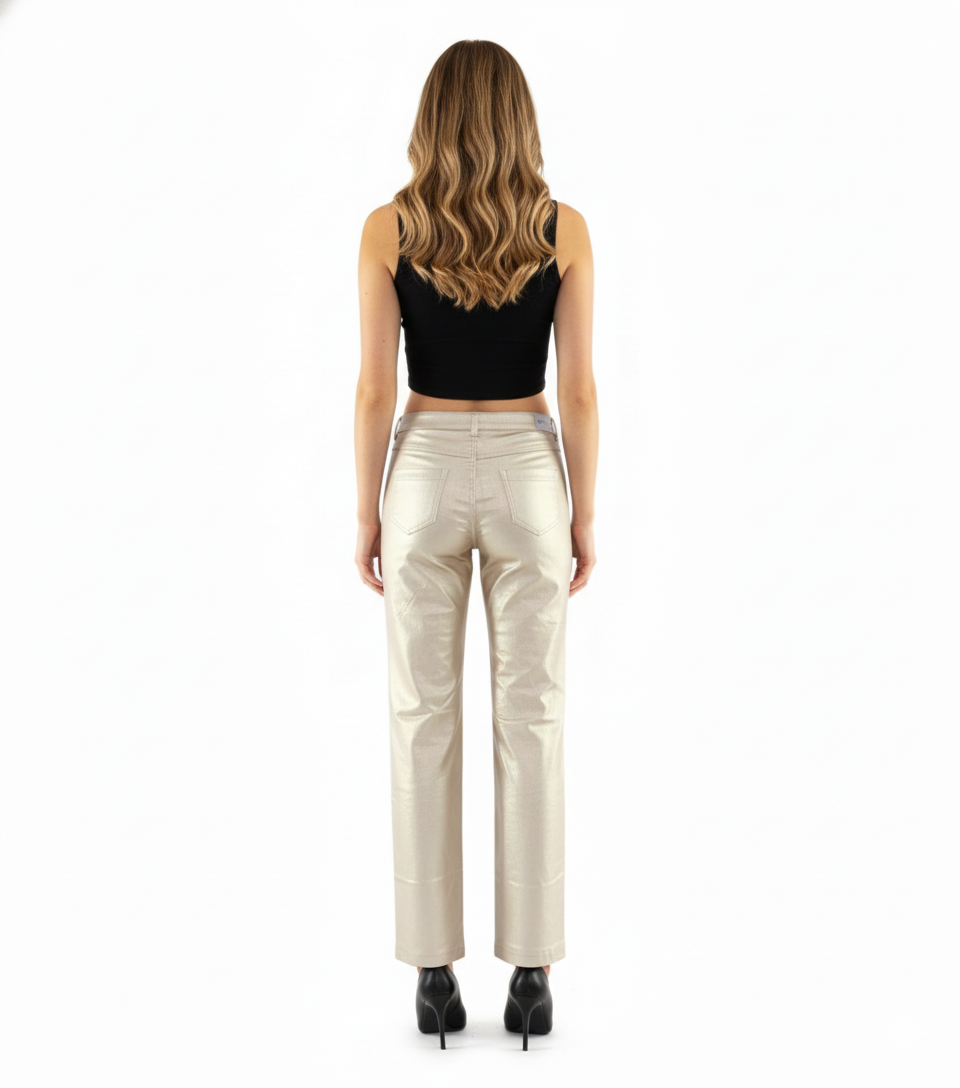 Pantalón recto satinado con brillo sutil y detalle de cadenita