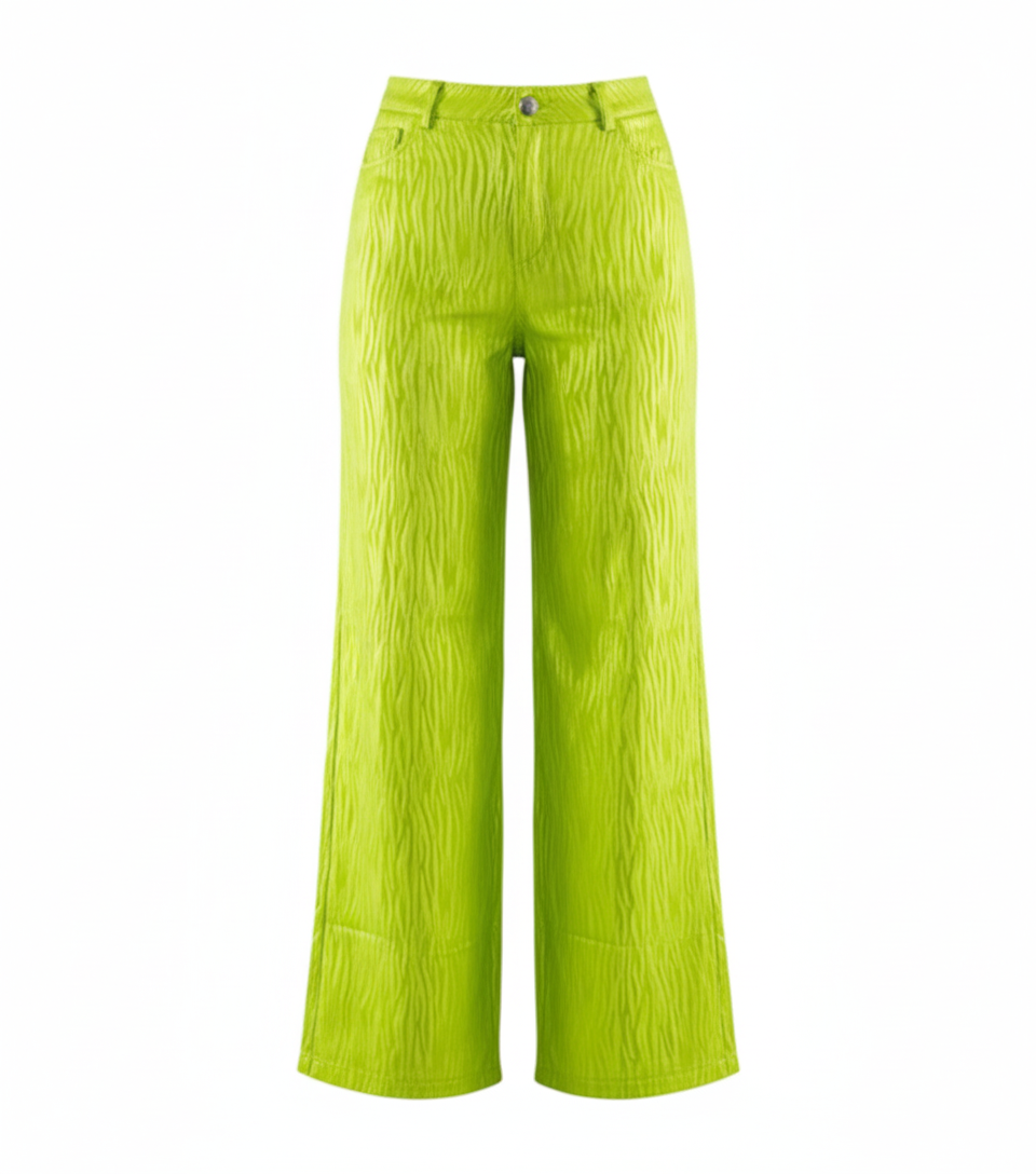 Pantalón acampanado con textura brillante que estiliza con movimiento