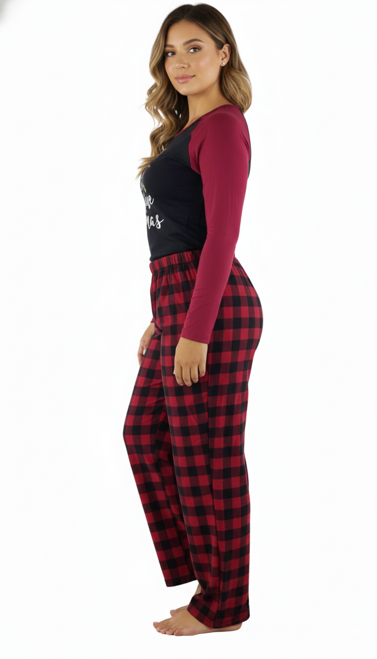 Pijama de dos piezas con mensaje navideño y cuadros que abrazan tu comodidad