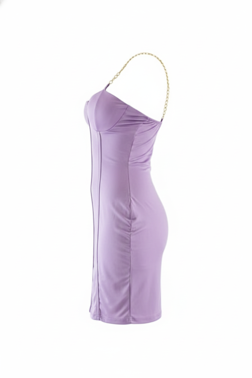 Minivestido con cadenas que realza tu figura con estilo impactante