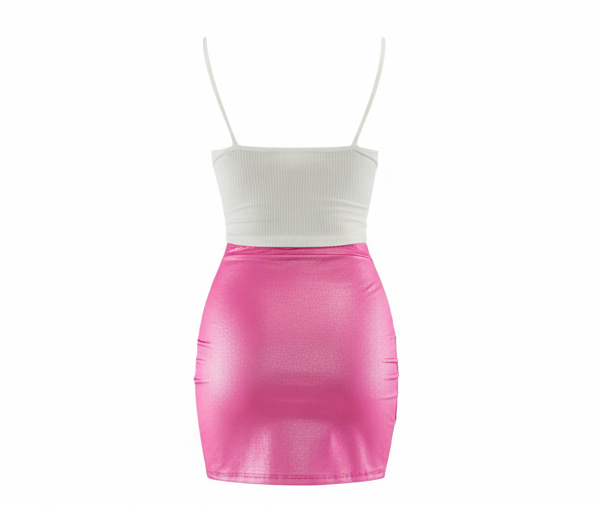 Conjunto satinado con top de tirantes que resalta tu figura con brillo sutil