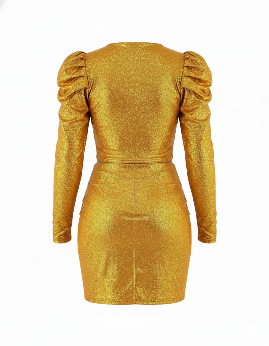 Conjunto de falda corta y blusa que resalta tu brillo con estilo audaz