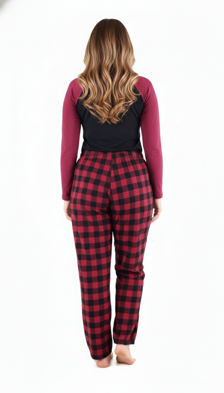 Pijama de dos piezas con mensaje navideño y cuadros que abrazan tu comodidad