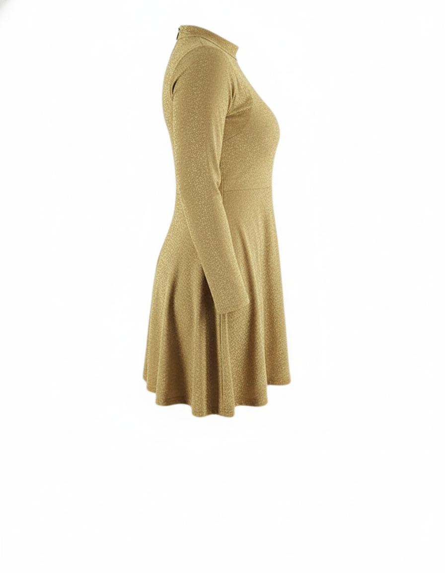 Vestido corto brillante con cuello tortuga que estiliza con elegancia casual