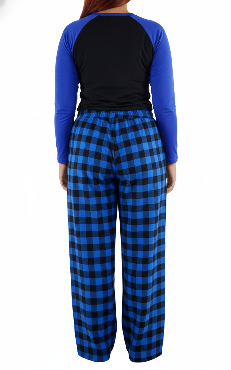 Pijama de dos piezas con mensaje navideño y cuadros que abrazan tu comodidad