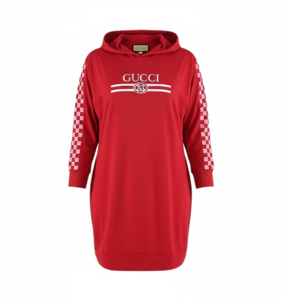 Vestido corto con gorro que estiliza curvas con actitud casual