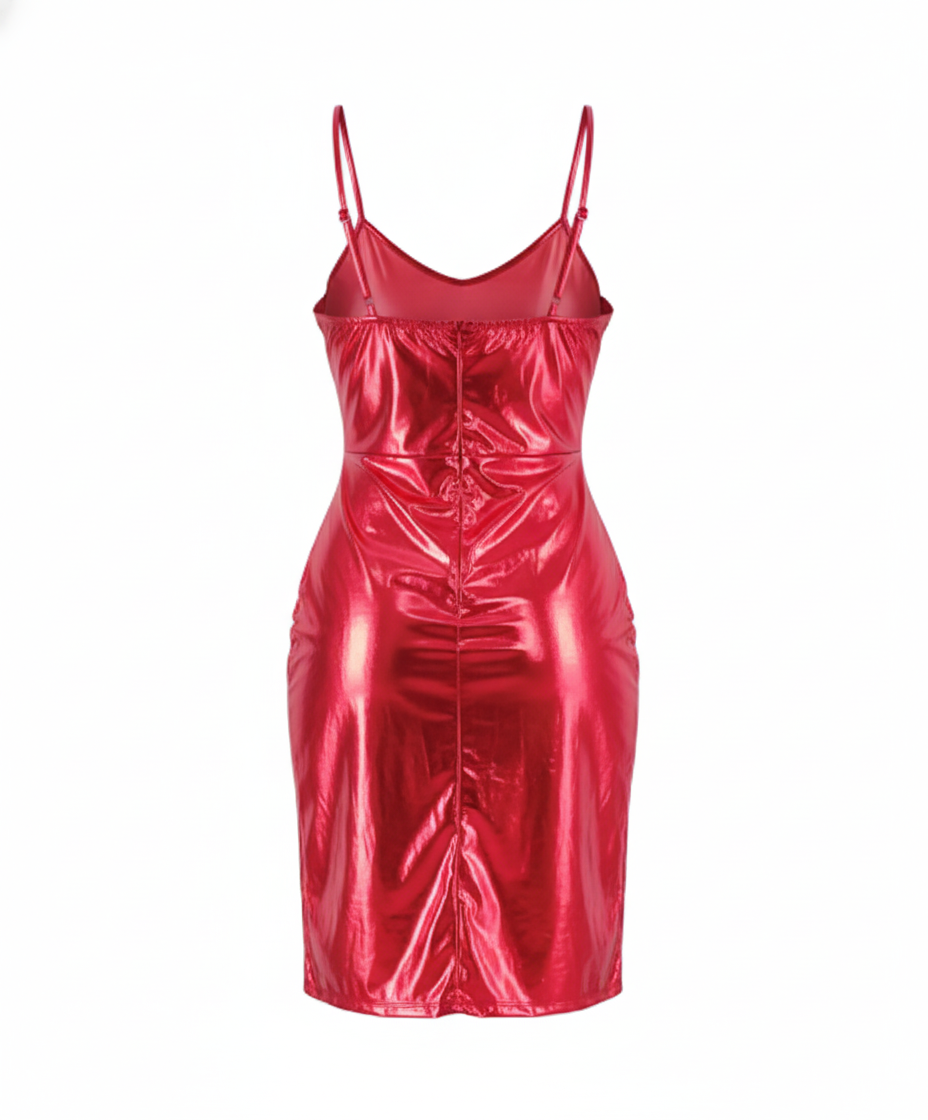 Vestido corto con abertura lateral que estiliza con elegancia atrevida