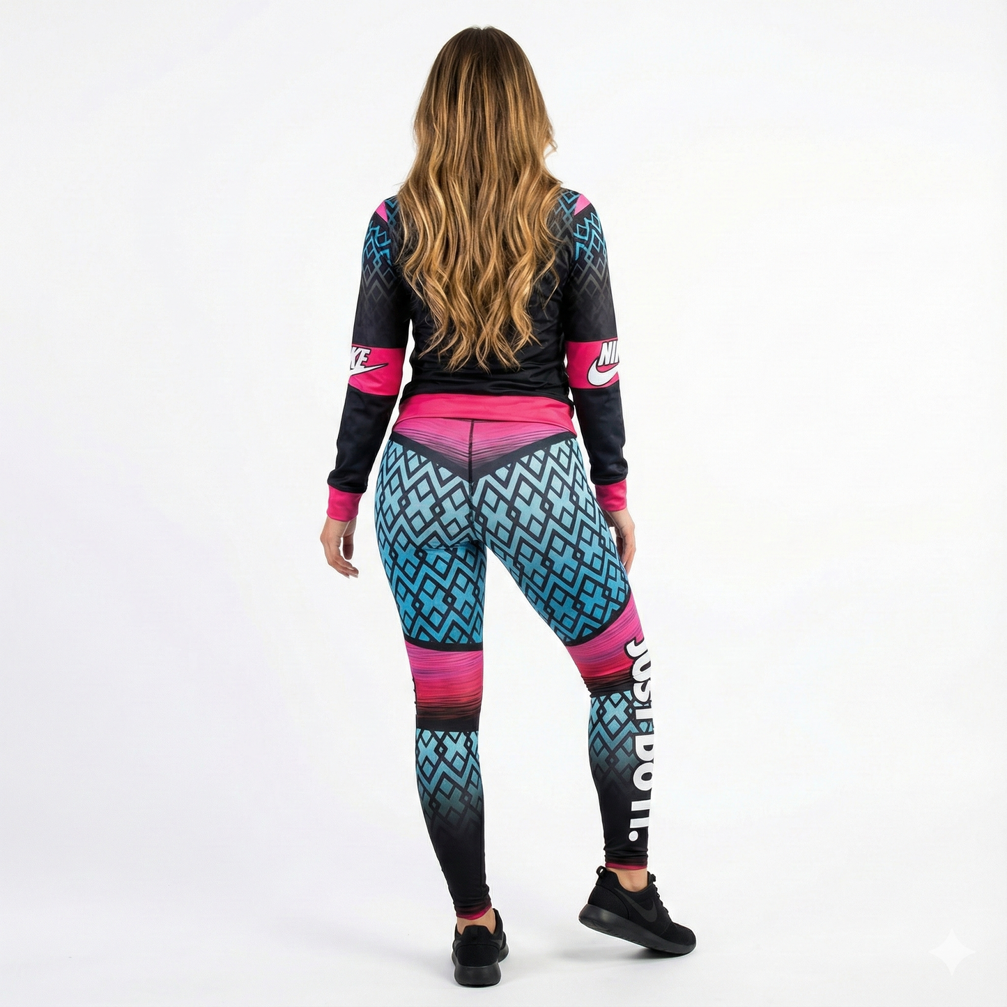 Conjunto deportivo con cremallera y estampado dinámico que potencia tu figura