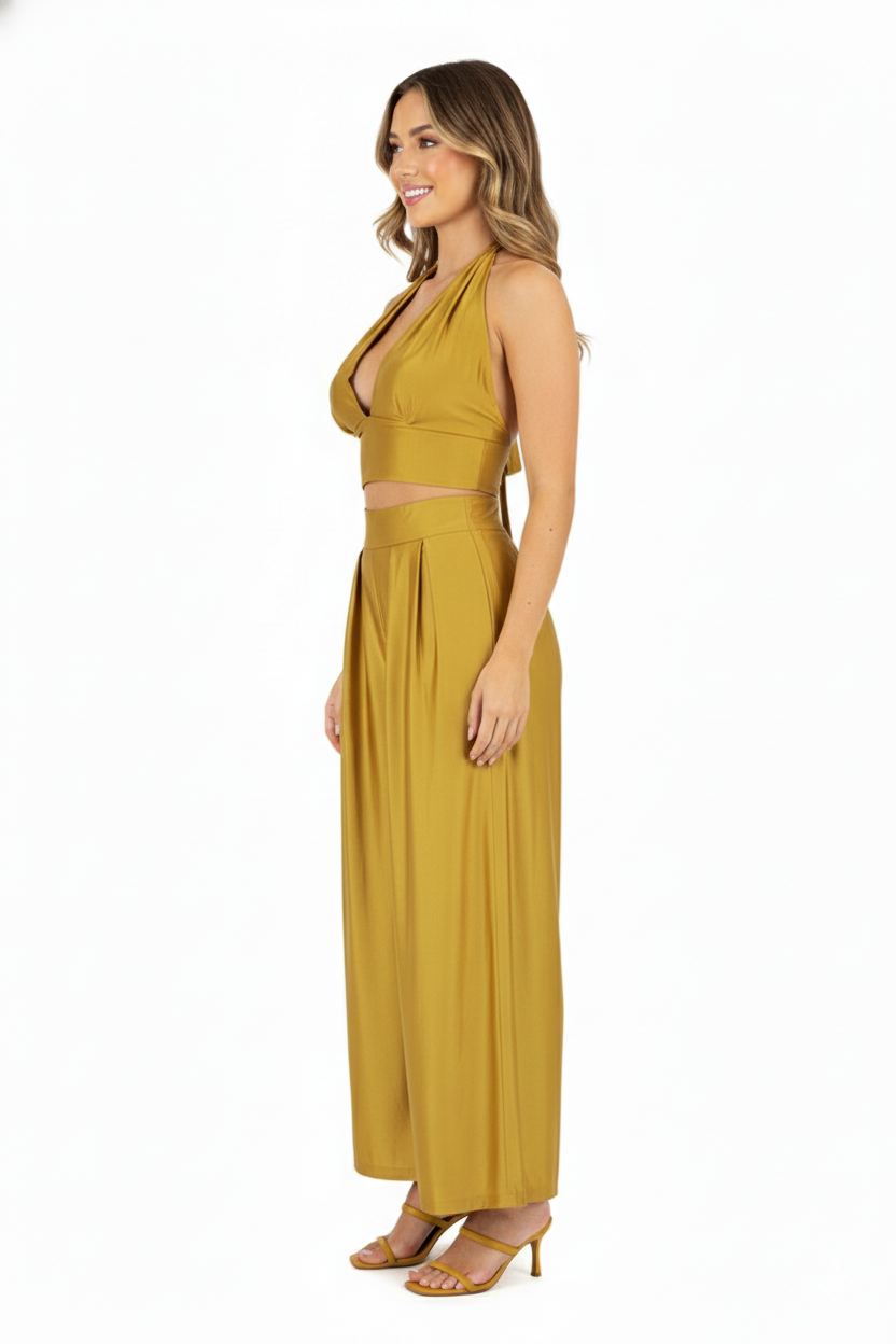 Conjunto satinado con top halter y pantalón acampanado que alarga tu silueta