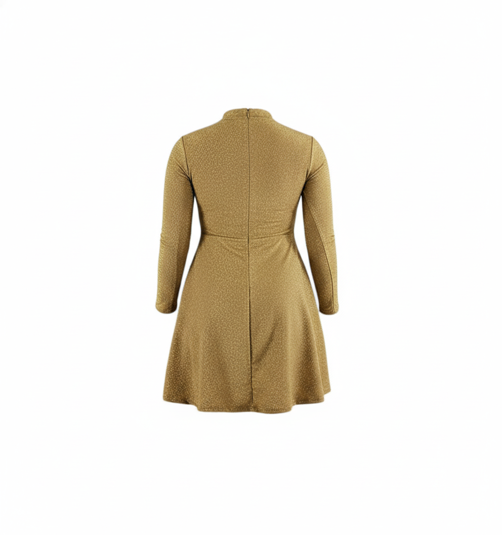 Vestido corto brillante con cuello tortuga que estiliza con elegancia casual