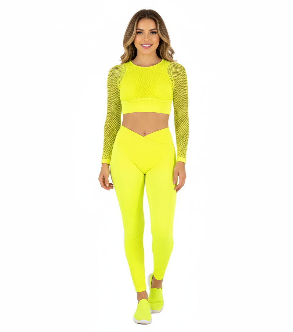 Conjunto deportivo de tres piezas que estiliza tu figura con soporte total