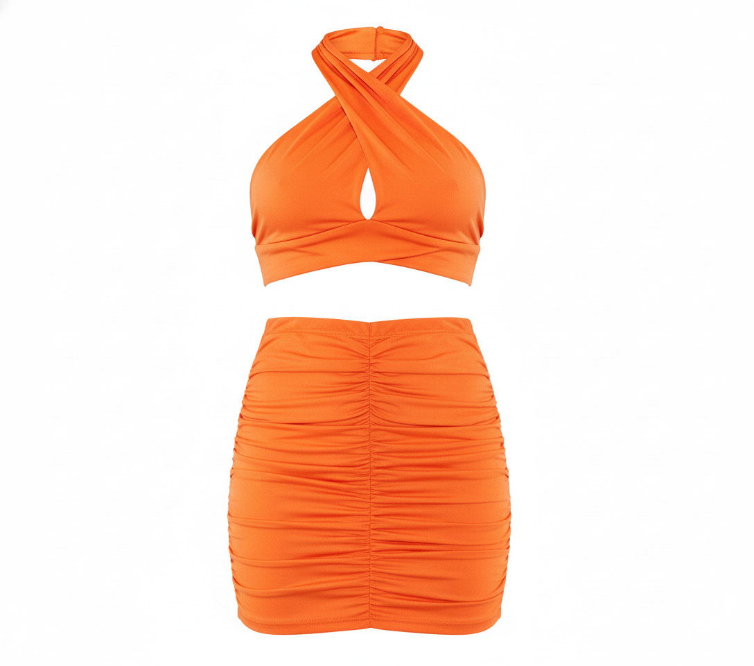 Conjunto falda corta y top cruzado que realza tu silueta con frescura moderna