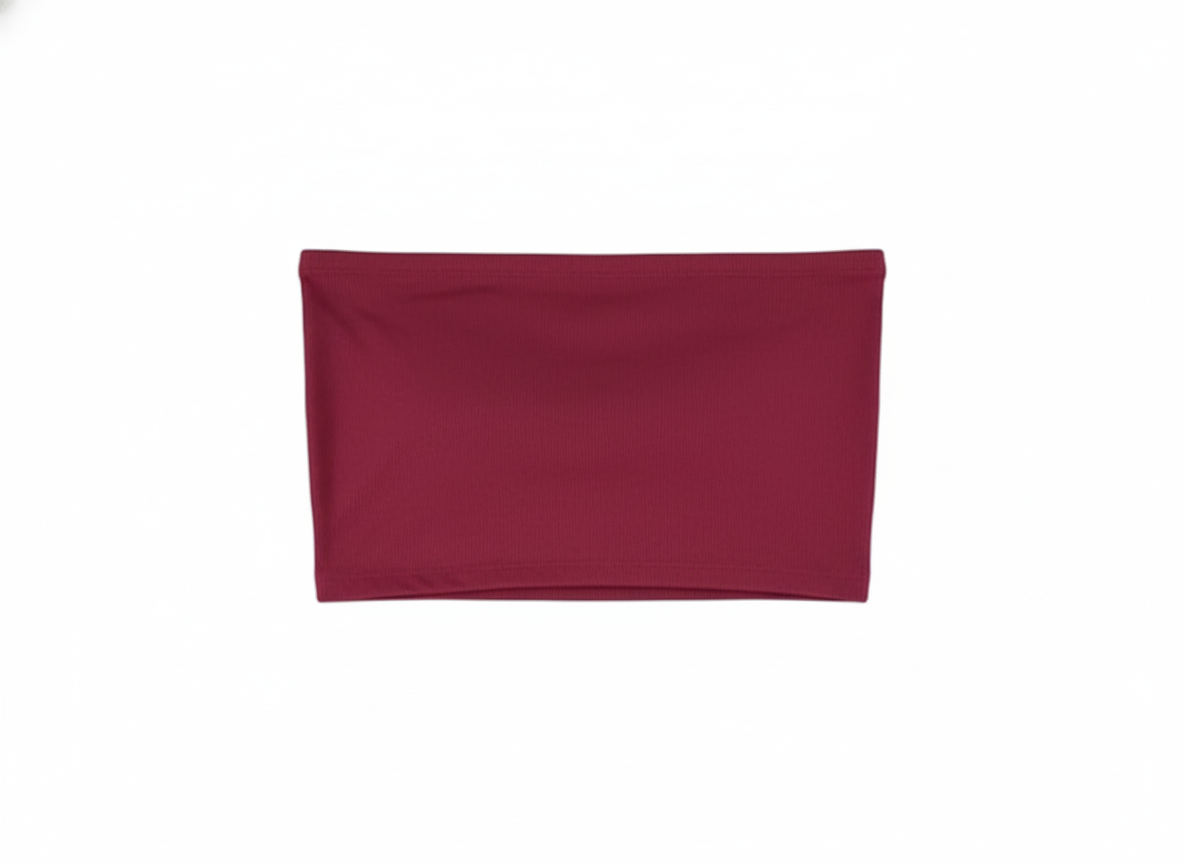 Crop top tipo tubo que resalta hombros con sensualidad minimalista