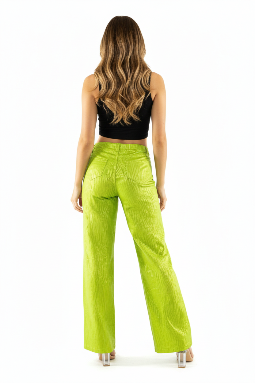 Pantalón acampanado con textura brillante que estiliza con movimiento