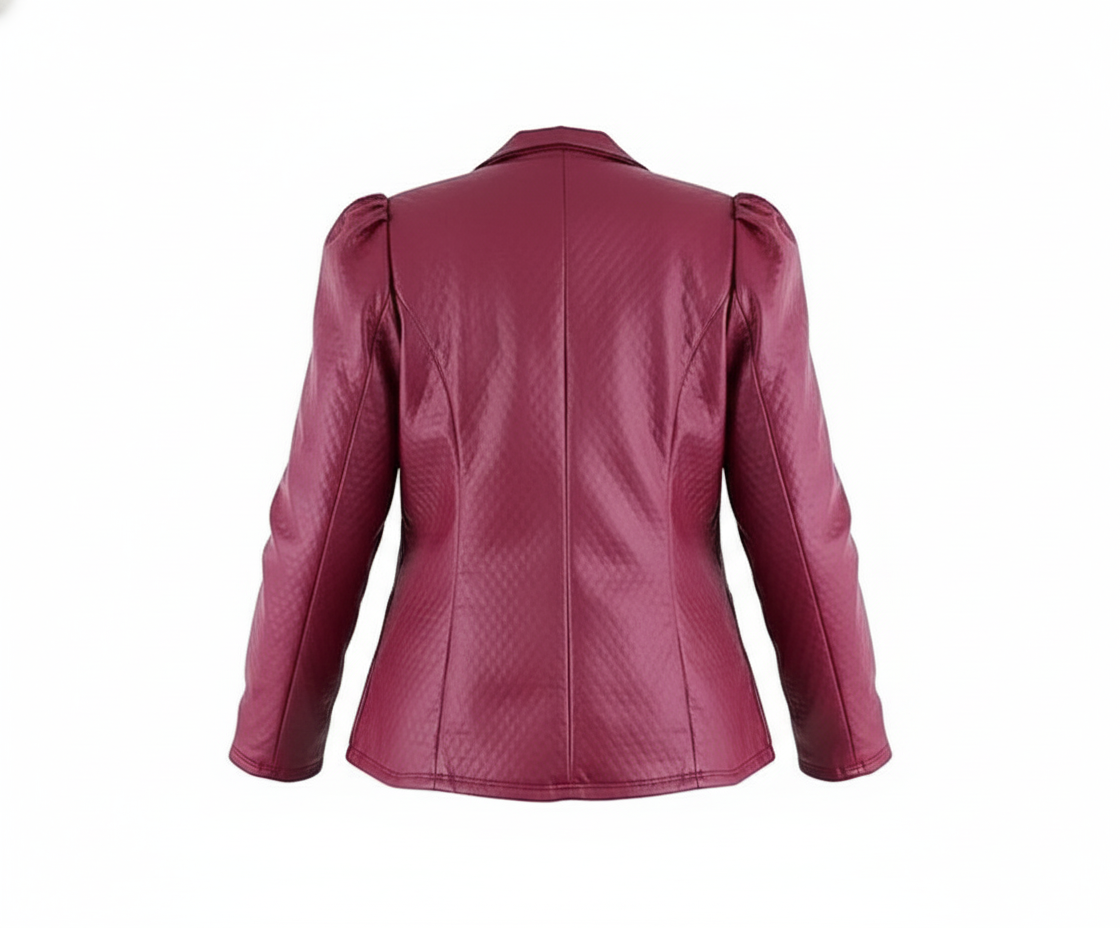 Chamarra de vinipiel con estructura que marca presencia con estilo