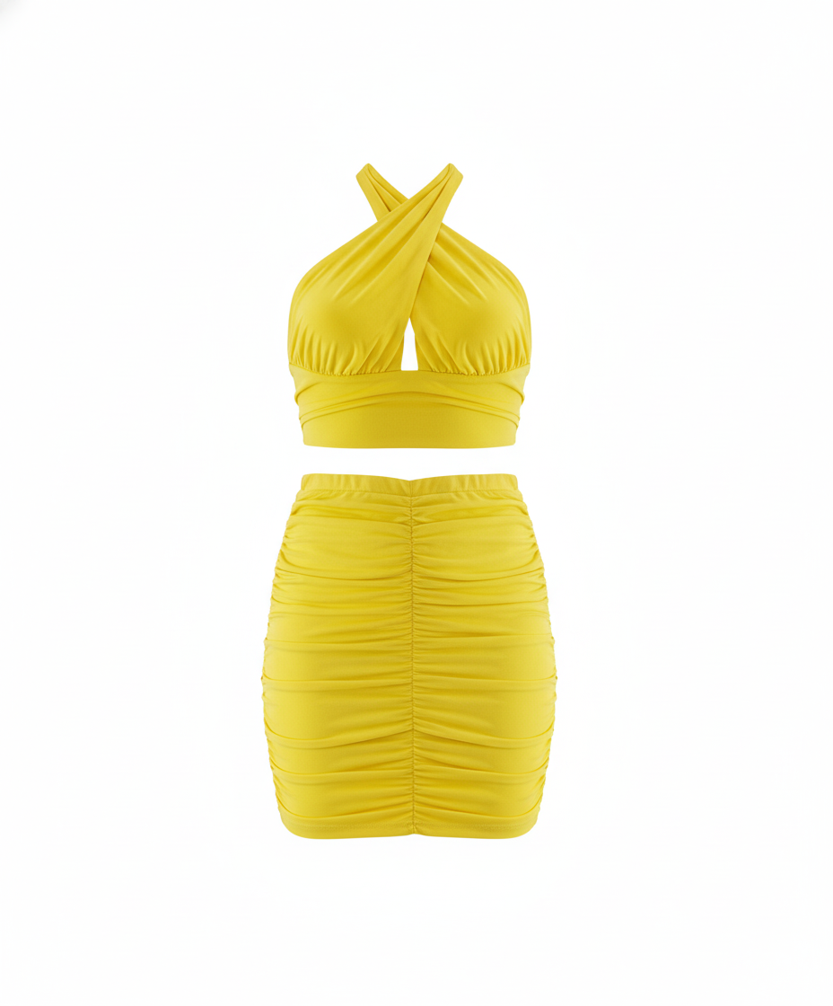 Conjunto falda corta y top cruzado que realza tu silueta con frescura moderna