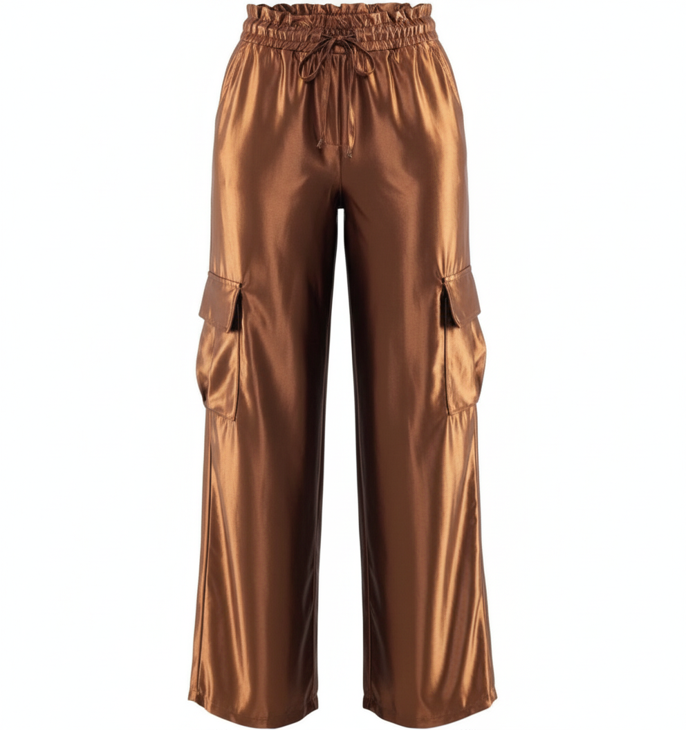 Pantalón cargo satinado con caída fluida y efecto visual vibrante