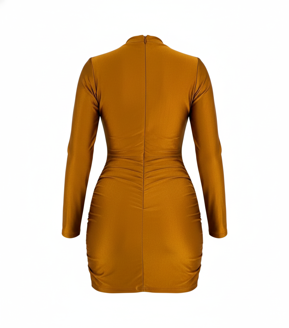 Minivestido satinado que acentúa tu silueta con elegancia audaz