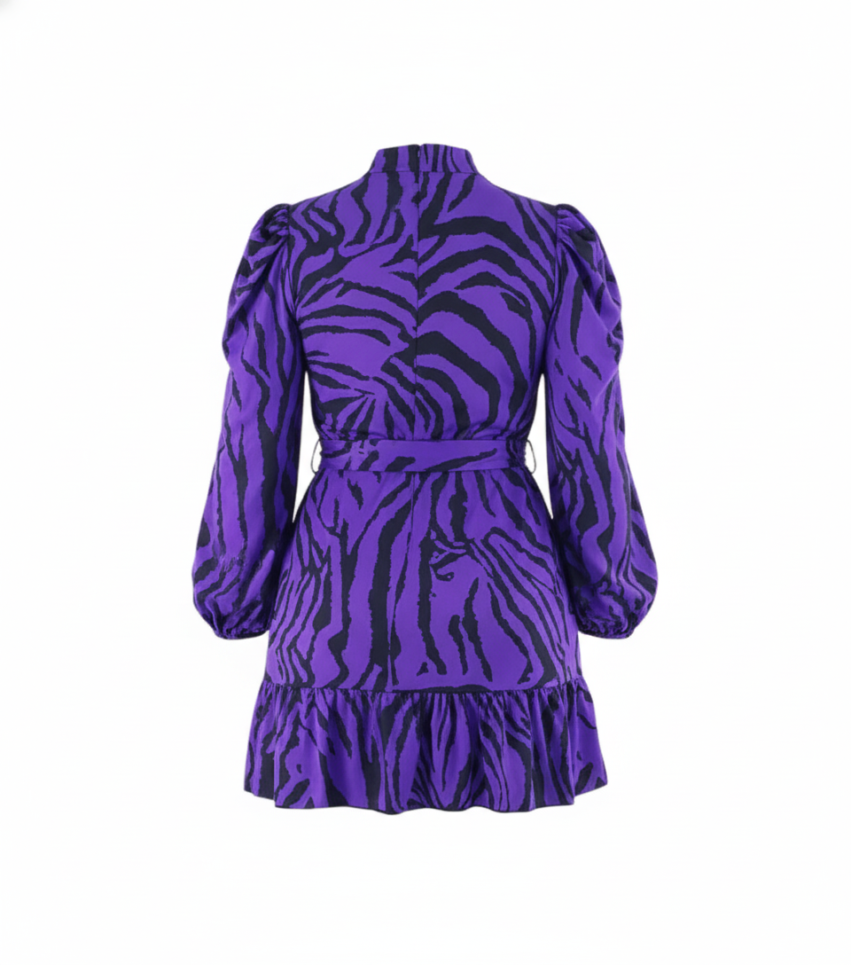 Vestido corto estampado con volumen en mangas que atrae muchas miradas