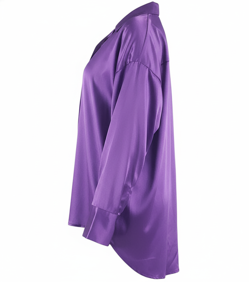 Blusa oversize satinada que combina fluidez y elegancia casual