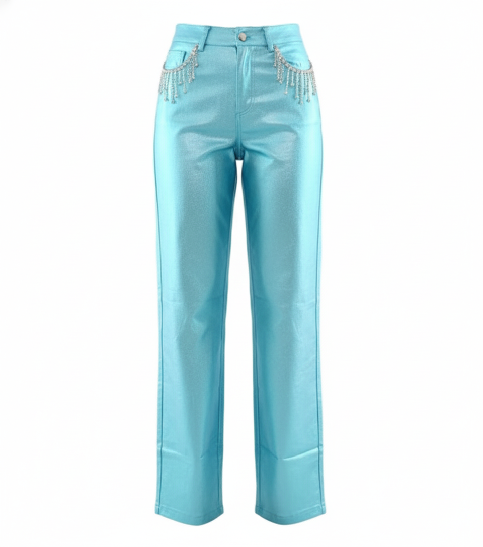 Pantalón recto satinado con brillo sutil y detalle de cadenita