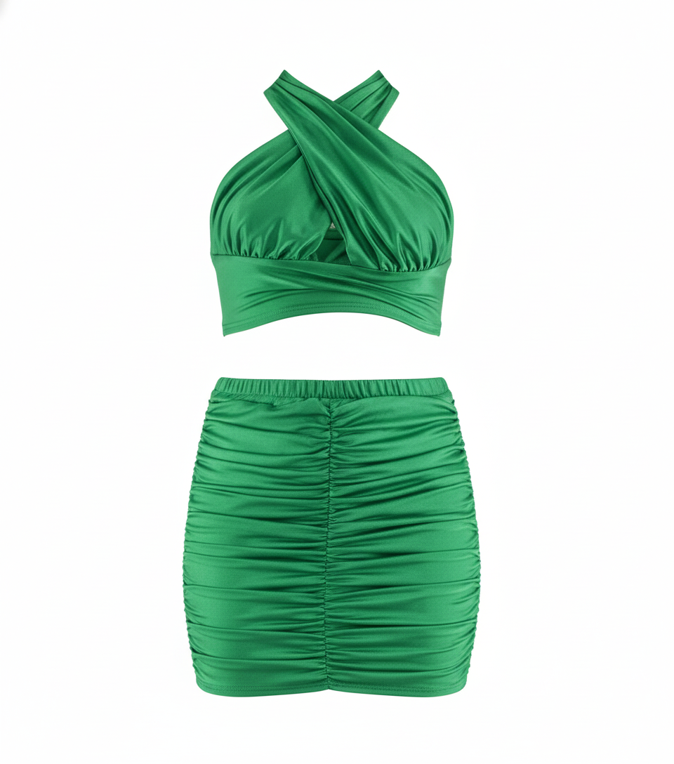 Conjunto falda corta y top cruzado que realza tu silueta con frescura moderna