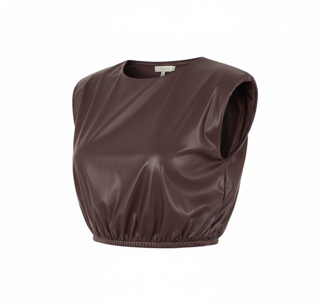 Crop top sin mangas con estructura vinipiel que impone estilo urbano
