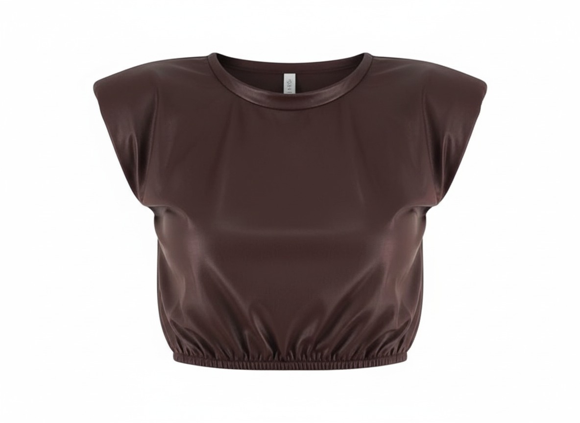 Crop top sin mangas con estructura vinipiel que impone estilo urbano