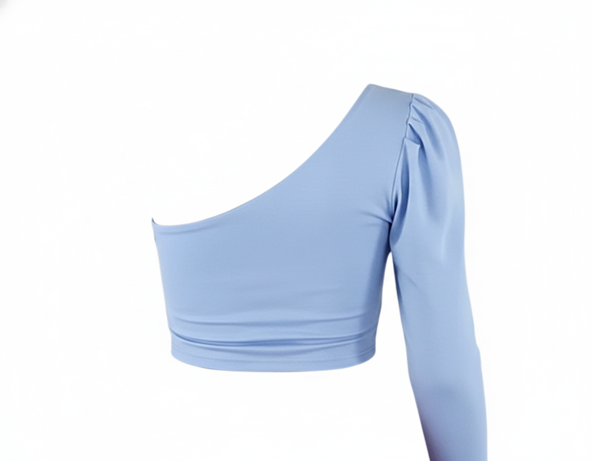 Blusa asimétrica con volumen que resalta tu lado atrevido