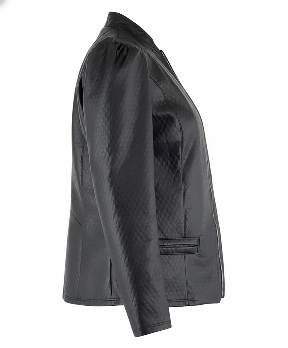 Chamarra de vinipiel con estructura que marca presencia con estilo