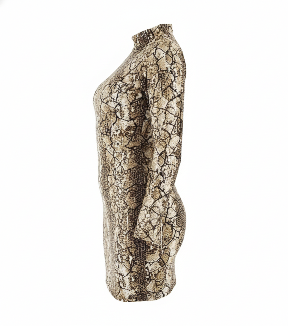 Vestido corto con textura víbora que marca tu silueta con audacia