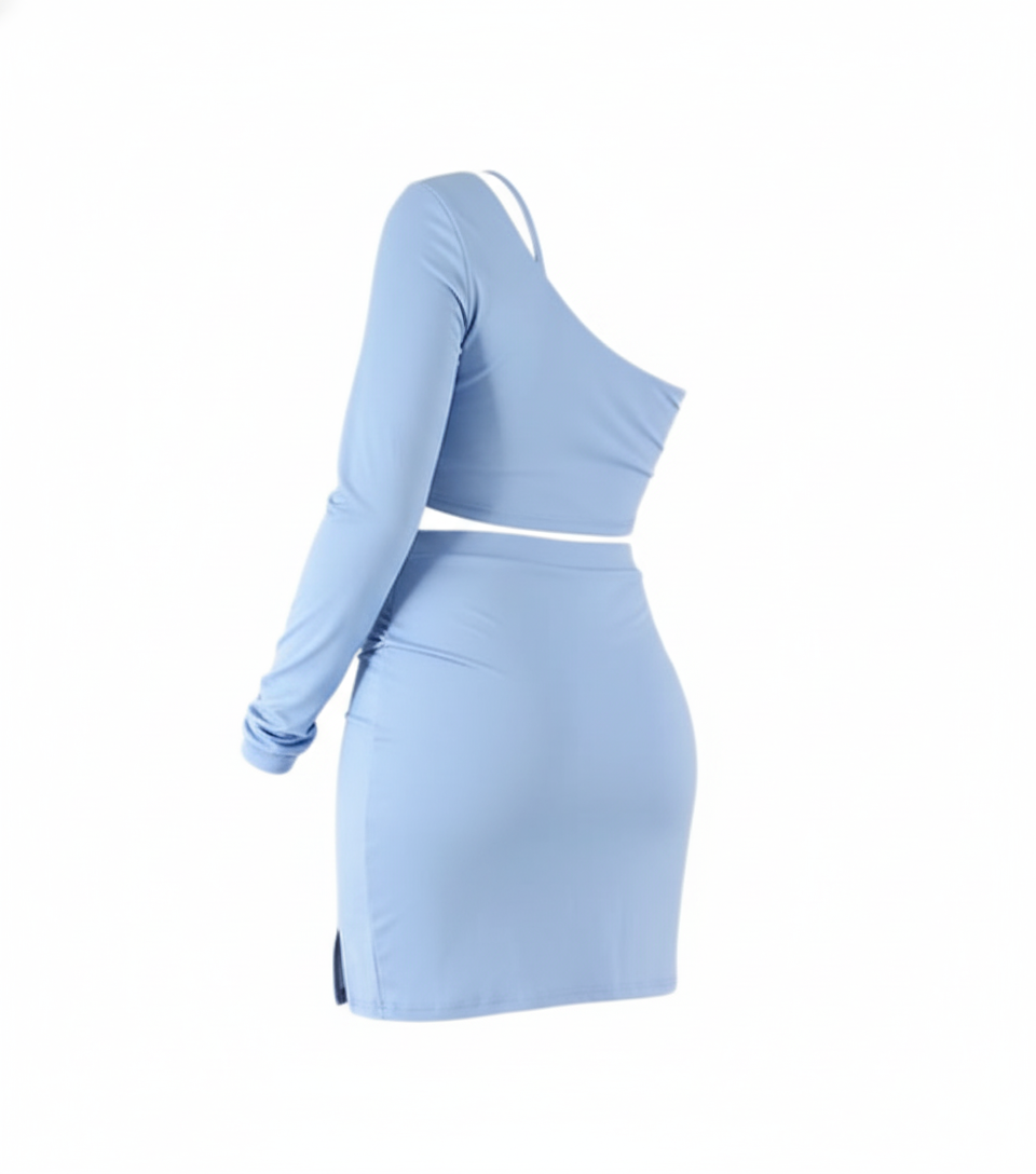 Conjunto asimétrico de impacto que resalta tu silueta con audacia